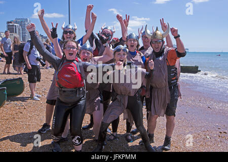 Brighton, UK. 2. Juli 2017. Die Highlight-Veranstaltung der Paddle Round The Pier Festival 2017. Das "Paddle etwas ungewöhnliche" ist die perfekte Gelegenheit für Wettbewerber zu trainieren ihre Kreativität und das Paddel mitmachen. Stadt von Brighton & Hove Beach, East Sussex, UK. 2. Juli 2017. Bildnachweis: David Smith/Alamy Live-Nachrichten Stockfoto