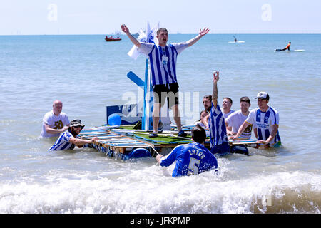 Brighton, UK. 2. Juli 2017. Die Highlight-Veranstaltung der Paddle Round The Pier Festival 2017. Das "Paddle etwas ungewöhnliche" ist die perfekte Gelegenheit für Wettbewerber zu trainieren ihre Kreativität und das Paddel mitmachen. Stadt von Brighton & Hove Beach, East Sussex, UK. 2. Juli 2017. Bildnachweis: David Smith/Alamy Live-Nachrichten Stockfoto