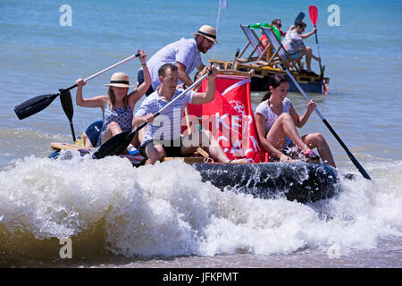 Brighton, UK. 2. Juli 2017. Die Highlight-Veranstaltung der Paddle Round The Pier Festival 2017. Das "Paddle etwas ungewöhnliche" ist die perfekte Gelegenheit für Wettbewerber zu trainieren ihre Kreativität und das Paddel mitmachen. Stadt von Brighton & Hove Beach, East Sussex, UK. 2. Juli 2017. Bildnachweis: David Smith/Alamy Live-Nachrichten Stockfoto