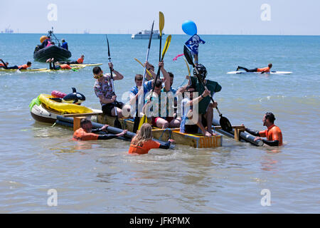 Brighton, UK. 2. Juli 2017. Die Highlight-Veranstaltung der Paddle Round The Pier Festival 2017. Das "Paddle etwas ungewöhnliche" ist die perfekte Gelegenheit für Wettbewerber zu trainieren ihre Kreativität und das Paddel mitmachen. Stadt von Brighton & Hove Beach, East Sussex, UK. 2. Juli 2017. Bildnachweis: David Smith/Alamy Live-Nachrichten Stockfoto