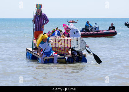 Brighton, UK. 2. Juli 2017. Die Highlight-Veranstaltung der Paddle Round The Pier Festival 2017. Das "Paddle etwas ungewöhnliche" ist die perfekte Gelegenheit für Wettbewerber zu trainieren ihre Kreativität und das Paddel mitmachen. Stadt von Brighton & Hove Beach, East Sussex, UK. 2. Juli 2017. Bildnachweis: David Smith/Alamy Live-Nachrichten Stockfoto