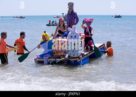 Brighton, UK. 2. Juli 2017. Die Highlight-Veranstaltung der Paddle Round The Pier Festival 2017. Das "Paddle etwas ungewöhnliche" ist die perfekte Gelegenheit für Wettbewerber zu trainieren ihre Kreativität und das Paddel mitmachen. Stadt von Brighton & Hove Beach, East Sussex, UK. 2. Juli 2017. Bildnachweis: David Smith/Alamy Live-Nachrichten Stockfoto