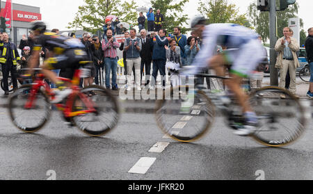 Düsseldorf, Deutschland. 2. Juli 2017. Ehemaliger Radprofi Jan Ullrich (C) steht auf dem Bürgersteig und Prost auf das Hauptfeld in Korschenbroich, Deutschland, während die Strecke Düsseldorf-Luttich, die 2. Etappe der Tour de France, Teil der UCI World Tour, 2. Juli 2017 vorbei. Foto: Guido Kirchner/Dpa/Alamy Live News Stockfoto