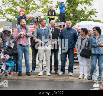 Korschenbroich, Deutschland. 2. Juli 2017. Ehemaliger Radprofi Jan Ullrich (C) steht auf dem Bürgersteig hält eine Fahne und erwartet Sie mit Ventilatoren für die Ankunft des Hauptfeldes in Korschenbroich, Deutschland, während die Strecke Düsseldorf-Luttich, die 2. Etappe der Tour de France, Teil der UCI World Tour, 2. Juli 2017. Foto: Guido Kirchner/Dpa/Alamy Live News Stockfoto