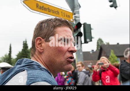 Korschenbroich, Deutschland. 2. Juli 2017. Ehemaliger Radprofi Jan Ullrich (C) steht auf dem Bürgersteig und erwartet Sie mit Ventilatoren für die Ankunft des Hauptfeldes in Korschenbroich, Deutschland, während die Strecke Düsseldorf-Luttich, die 2. Etappe der Tour de France, Teil der UCI World Tour, 2. Juli 2017. Foto: Guido Kirchner/Dpa/Alamy Live News Stockfoto