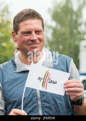 Korschenbroich, Deutschland. 2. Juli 2017. Ehemaliger Radprofi Jan Ullrich auf dem Bürgersteig hält eine Fahne steht und erwartet Sie mit Ventilatoren für die Ankunft des Hauptfeldes in Korschenbroich, Deutschland, während die Strecke Düsseldorf-Luttich, die 2. Etappe der Tour de France, Teil der UCI World Tour, 2. Juli 2017. Foto: Guido Kirchner/Dpa/Alamy Live News Stockfoto