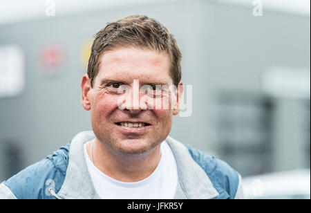 Korschenbroich, Deutschland. 2. Juli 2017. Ehemaliger Radprofi Jan Ullrich steht auf dem Bürgersteig und erwartet Sie mit Ventilatoren für die Ankunft des Hauptfeldes in Korschenbroich, Deutschland, während die Strecke Düsseldorf-Luttich, die 2. Etappe der Tour de France, Teil der UCI World Tour, 2. Juli 2017. Foto: Guido Kirchner/Dpa/Alamy Live News Stockfoto