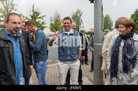 Korschenbroich, Deutschland. 2. Juli 2017. Ehemaliger Radprofi Jan Ullrich (C) steht auf dem Bürgersteig und erwartet Sie mit Ventilatoren für die Ankunft des Hauptfeldes in Korschenbroich, Deutschland, während die Strecke Düsseldorf-Luttich, die 2. Etappe der Tour de France, Teil der UCI World Tour, 2. Juli 2017. Foto: Guido Kirchner/Dpa/Alamy Live News Stockfoto