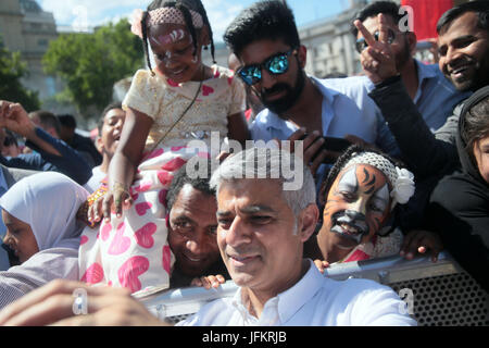 London, UK. 2. Juli 2017. Eid feiern sah der London Bürgermeister Sadiq Khan treffen einige der großen Menschenmenge, die zum Trafalgar Square, die Eid feiern, zu genießen, indem man einige Selfies mit ihnen Kredit zu kommen: Paul Quezada-Neiman/Alamy Live News Stockfoto