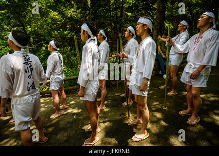 Nishio City, Japan. 2. Juli 2017 - reinigen Männer sich durch stehen unter Wasser während Hirahara-keine-Taki-Biraki, eine jährliche Veranstaltung am Hirahara Wasserfall in Nishio City, Japan. Jedes Jahr Yaku-Otoko, Männer deren aktuellen Alter gilt als Pech oder riskant, Teilnahme an dieser Zeremonie, bekannt als Mizugori. Wasser von den Wasserfällen richtet sich durch Bambusrohren und fällt auf die Männer, reinigt und schützt sie in ihrem unglücklichen Jahr. Bildnachweis: Ben Weller/AFLO/Alamy Live-Nachrichten Stockfoto