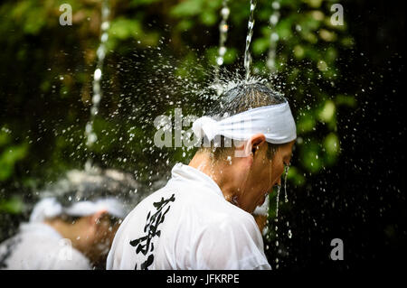 Nishio City, Japan. 2. Juli 2017 - reinigen Männer sich durch stehen unter Wasser während Hirahara-keine-Taki-Biraki, eine jährliche Veranstaltung am Hirahara Wasserfall in Nishio City, Japan. Jedes Jahr Yaku-Otoko, Männer deren aktuellen Alter gilt als Pech oder riskant, Teilnahme an dieser Zeremonie, bekannt als Mizugori. Wasser von den Wasserfällen richtet sich durch Bambusrohren und fällt auf die Männer, reinigt und schützt sie in ihrem unglücklichen Jahr. Bildnachweis: Ben Weller/AFLO/Alamy Live-Nachrichten Stockfoto