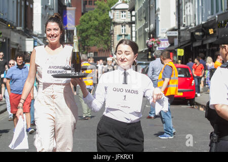 Soho, London. 2. Juli 2017. Londoner Restaurantpersonal sprint durch die Straßen von Soho mit einem Tablett in der Hand, beladen mit einer Serviette, eine halbe Flasche Champagner und einem Sektglas, Beschaffung von Mitteln für neue Wohltätigkeitsorganisation der Kellner Unterstützungskasse für angeschlagene Kellner Credit: Amer Ghazzal/Alamy Live-Nachrichten Stockfoto