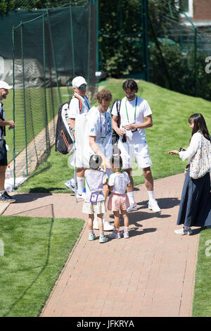 Wimbledon, Großbritannien. 2. Juli 2017. Die Wimbledon Tennis Weltmeisterschaften 2017 statt auf The All England Lawn Tennis and Croquet Club, London, England, UK.    Andy Murray (GBR) [1] Zeichen Autogramme und posiert für Fotos nach dem Training bei Wimbledon Aorangi Praxis Gerichte am Tag vor der 2017 beginnen Meisterschaften. Bildnachweis: Duncan Grove/Alamy Live-Nachrichten Stockfoto