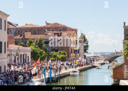 Venedig, Veneto, Italien 2. Juli 2017. Protestmarsch ab Arsenale für lokale Venezianer protestieren die Umwandlung der historischen Sehenswürdigkeiten und Gebäude der Stadt in touristischen Accomaodation, Restaurants und Sehenswürdigkeiten sowie die weitere Präsenz der großen Kreuzfahrtschiffe Giudeca Kanal und Hafen unter dem Motto No Grandi Navi eingeben. Die Demonstranten können gesehen werden, zu Fuß entlang dem Rio de l ' Arsenal und machen ihren Weg in die Stadt mit ihren Fahnen und Flaggen. Mary Clarke/Alamy Kredit Live-Nachrichten Stockfoto