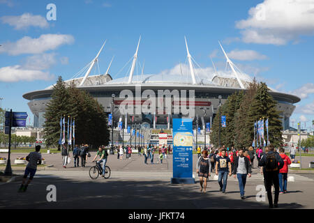 Sankt Petersburg, Russland. 2. Juli 2017. Passanten, Freiwilligen und Fußball-Fans im Bild vor dem Bild des Confed Cup Endspiels zwischen Chile und Deutschland in Sankt Petersburg, Russland, 2. Juli 2017 Sankt Petersburg-Stadion. Foto: Christian Charisius/Dpa/Alamy Live News Stockfoto