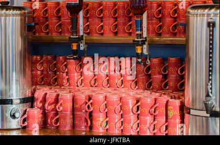 Glühwein trinken zu einem Weihnachtsmarkt in Hamburg. Stockfoto