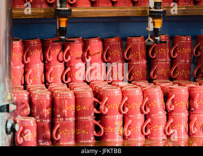 Glühwein trinken zu einem Weihnachtsmarkt in Hamburg. Stockfoto