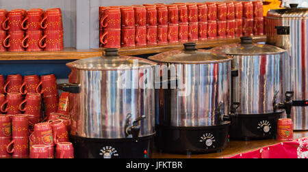 Glühwein trinken zu einem Weihnachtsmarkt in Hamburg. Stockfoto