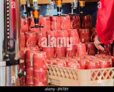 Glühwein trinken zu einem Weihnachtsmarkt in Hamburg. Stockfoto