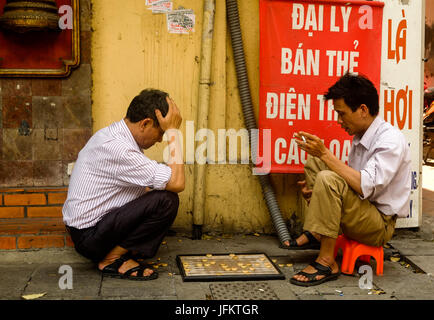 Bewohner, Straßenhändler und Händler gehen über ihr tägliches Geschäft im alten Viertel von Hanoi, Vietnam Stockfoto