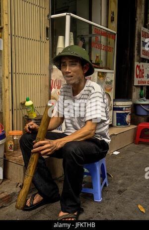 Bewohner, Straßenhändler und Händler gehen über ihr tägliches Geschäft im alten Viertel von Hanoi, Vietnam Stockfoto