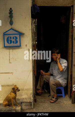 Bewohner, Straßenhändler und Händler gehen über ihr tägliches Geschäft im alten Viertel von Hanoi, Vietnam Stockfoto