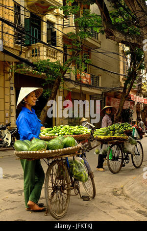 Bewohner, Straßenhändler und Händler gehen über ihr tägliches Geschäft im alten Viertel von Hanoi, Vietnam Stockfoto