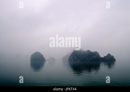 Kalksteinfelsen in der Halong Bucht, Vietnam Stockfoto