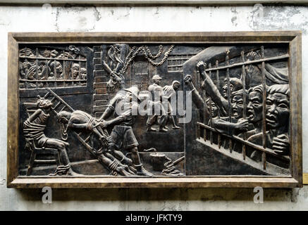 Metall Plaketten Darstellung Bedingungen im Gefängnis Hoa Lo, Hanoi, Vietnam Stockfoto