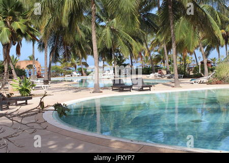 Schwimmbad im bewachten Resort in Afrika Stockfoto