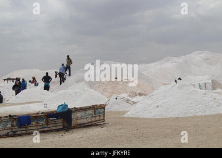 Große Haufen von Salz auf die Ufer des Sees Retba, Pink Lake, Lac Rose vor Dakar, Senegal. Stockfoto