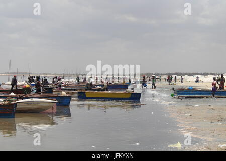 Salzarbeiter und ihre Boote auf See Retba, Pink Lake, Lac Rose vor Dakar, Senegal Stockfoto