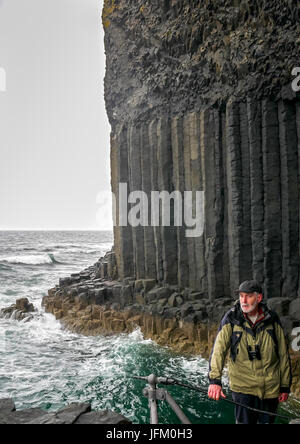 Sechskant vulkanischen Basalt Felsformationen Fingal's Cave, Staffa, Isle of Mull, Innere Hebriden, Schottland, Großbritannien, mit älteren Menschen auf Gehweg Stockfoto