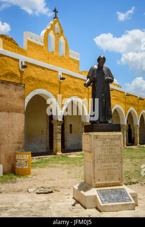Juan Pablo II Statue in San Antonio de Padua Kloster in Izamal, Yucatan, Mexiko Stockfoto