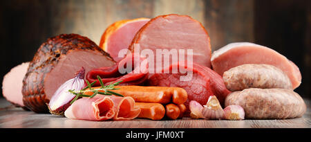 Verschiedene Fleischerzeugnisse einschließlich Schinken und Wurstwaren. Stockfoto