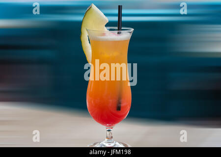 Cocktail Tequila Sunrise, Hintergrund vorsätzliche Bewegungsunschärfe. Stockfoto