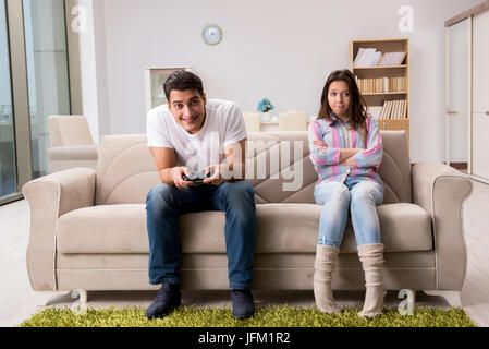 Junge Familie, Computer-Spiele-sucht leiden Stockfoto