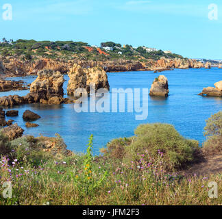 Felsigen Atlantikküste Ansicht (Algarve, Portugal). Stockfoto