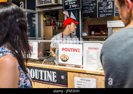 Montreal, Kanada - 28. Mai 2017: Jean Talon Market Poutine Restaurant Zeichen in Nahaufnahme mit Koch in Stadt in der Region Quebec Gebäude Stockfoto