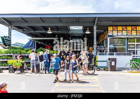 Montreal, Kanada - 28. Mai 2017: Jean Talon Markteintritt mit Menschen im Stadtteil Little Italy in Region Quebec Stockfoto