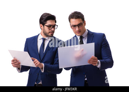 Zwei Geschäftsleute mit virtuellen Tabletten isoliert auf weiss Stockfoto