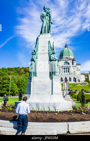 Montreal, Kanada - 28. Mai 2017: St.-Josephs Oratorium auf Mont Royal mit Mann, der betet Statue in Region Québec Stockfoto