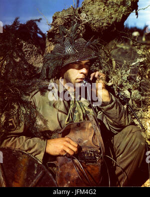 1945, Deutschland--müssen Feld Telefonleitungen gelegt und in der Reparatur an vorderster Front für die lebenswichtige Kommunikation gehalten werden. Sgt. George Suskao, Pittsburg, Pennsylvania, der ein Signal Betrieb Mrd. schafft Kommunikation in einer vor kurzem geschälte Gegend nahe der Siegfried-Linie. Stockfoto