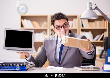 Unternehmer erhalten Pakets im Büro Stockfoto