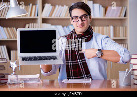 Junge Schriftsteller arbeitet in der Bibliothek Stockfoto