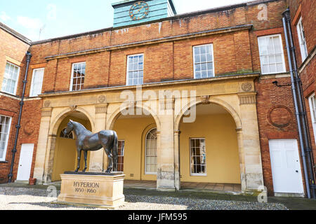 Statue von Hyperion außerhalb der Jockey Club Zimmer, High Street, Newmarket, Suffolk, UK Stockfoto