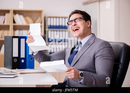 Geschäftsmann Brief im Büro zu erhalten Stockfoto