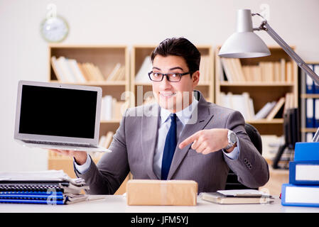 Geschäftsmann empfangenden Parzelle im Büro Stockfoto