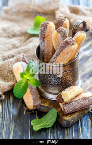 Traditionelle italienische Savoiardi Kekse in einem Metall Glas. Stockfoto