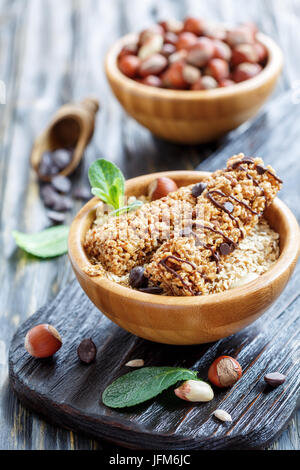 Honig bars mit Schokolade und Haselnüssen in Schalen. Stockfoto